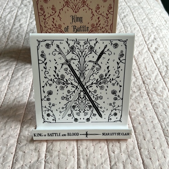 New Bookish Box E-reader stand - Picture 2 of 6